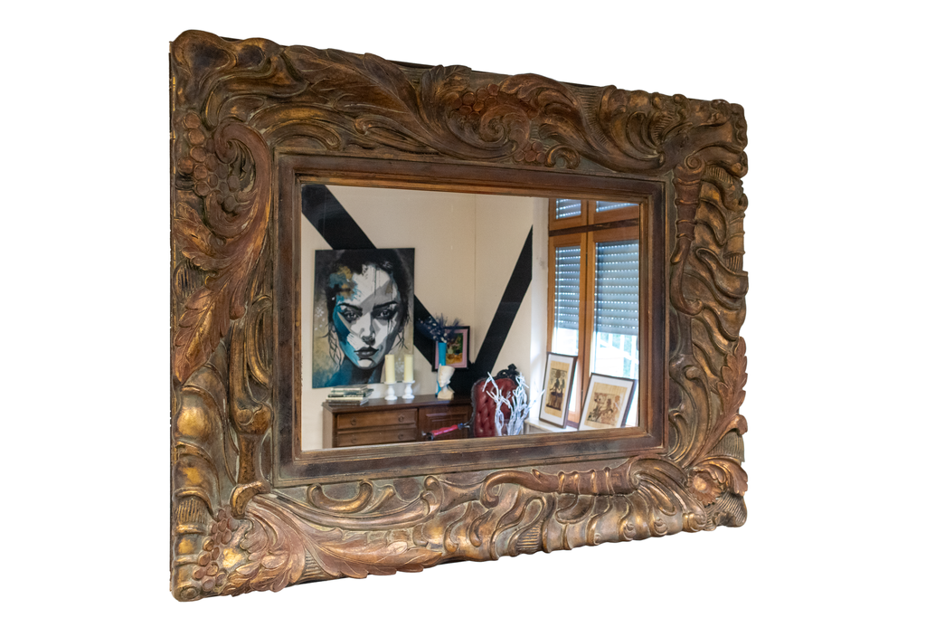 Houten Spiegel met Sierlijke Lijst – Authentiek Karakter